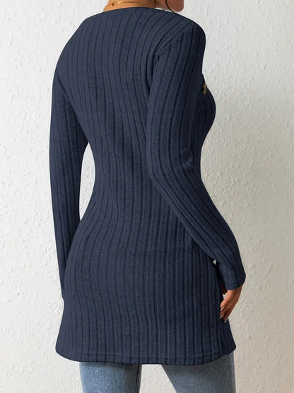Indy™ - Asymmetrisches Top mit Knöpfen und Rippenstruktur