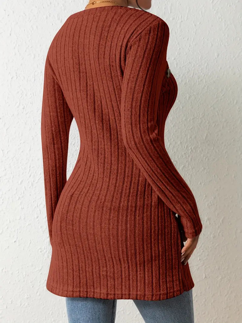 Indy™ - Asymmetrisches Top mit Knöpfen und Rippenstruktur