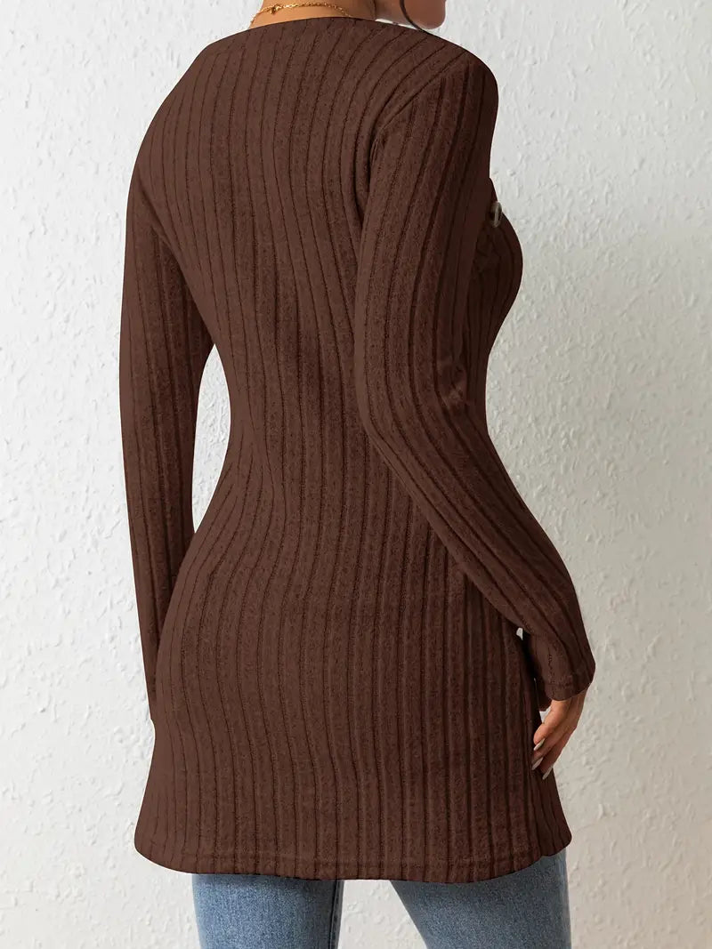 Indy™ - Asymmetrisches Top mit Knöpfen und Rippenstruktur